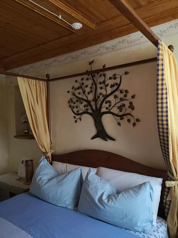 East Wind Bed & Breakfast Medea Bagian luar foto