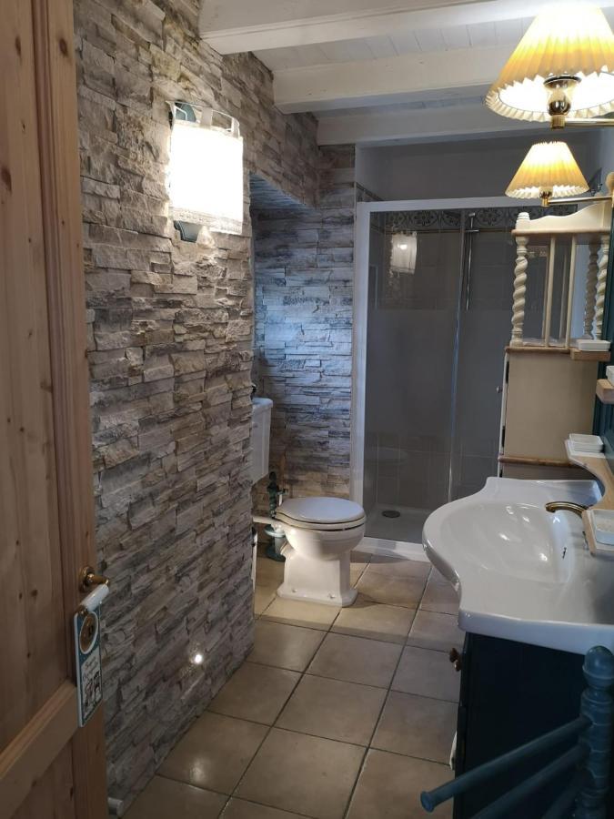 East Wind Bed & Breakfast Medea Bagian luar foto