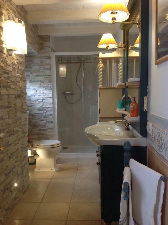 East Wind Bed & Breakfast Medea Bagian luar foto