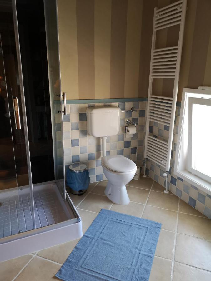 East Wind Bed & Breakfast Medea Bagian luar foto